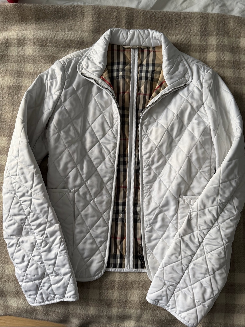 Burberry White Quilted Jacket with Signature Check Interior